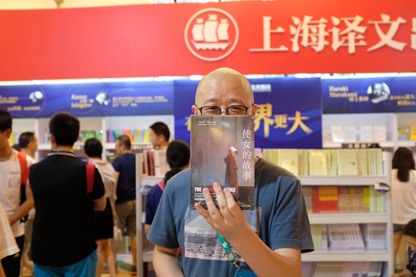 张亮在上海书展。他说，每年到书展神经就会兴奋起来，储存了一年的书展专属能量在这七天集中释放。