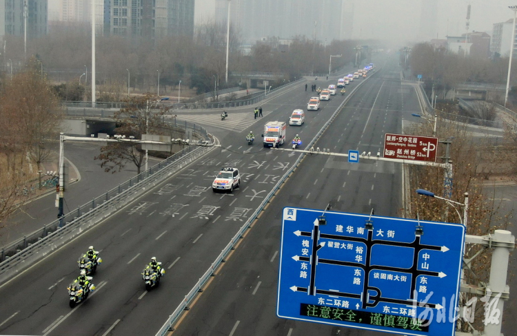 2021年1月24日上午,河南援冀医疗队、天津市援石家庄院前急救医疗队向石家庄市裕华高速路口集结。河北日报记者赵杰摄