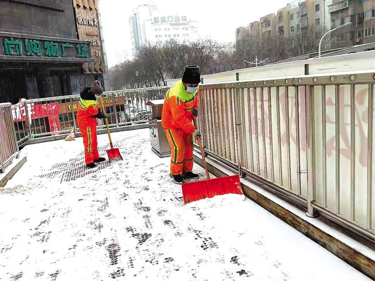 截至25日下午，西固区环卫中心累计出动保洁员1500余人次，清雪面积约240万平方米，清理积雪约200吨。 兰州日报社全媒体记者 滕效宏 摄