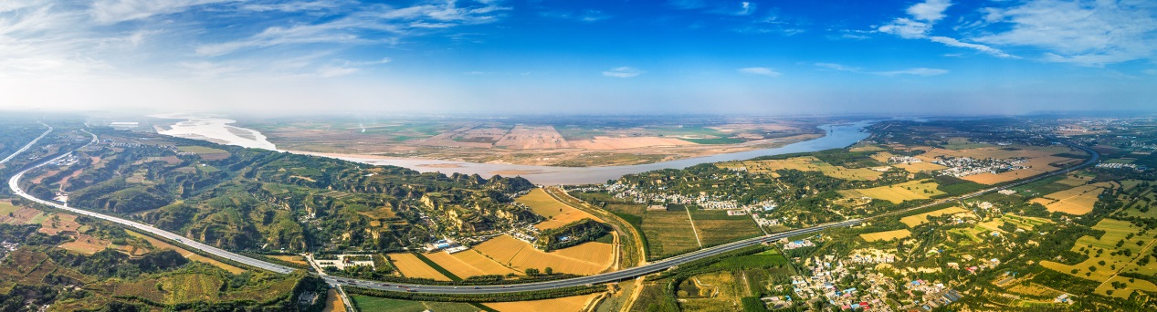 与黄河并行沿黄快速路s312(齐叶帆摄)