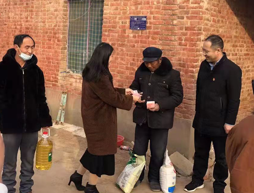 中国扶贫开发协会副会长史令肖一行到清丰县慰问贫困户