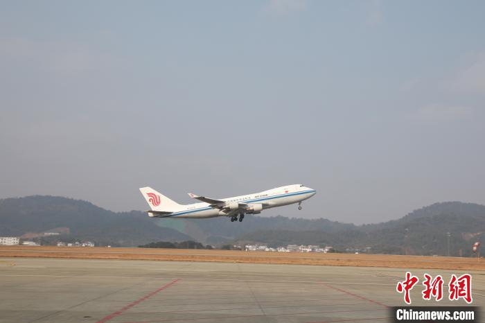 1月23日，满载“江西制造”货物的波音747-400F全货机从南昌昌北国际机场飞往比利时列日，这标志着江西省首家本土国际货运航空公司——江西国际货运航空公司货运航班成功首航。江西省航空产业集团 供图