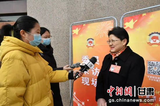 甘肃省政协委员、民建甘肃省委会副主委、兰州财经大学教授高云虹接受媒体采访。　受访者供图