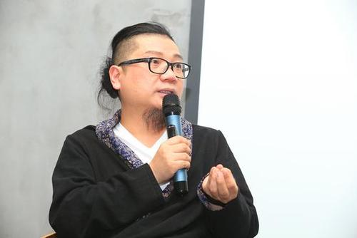 金扫帚奖创始人程青松曾被曝性骚扰如今恋上19岁小鲜肉