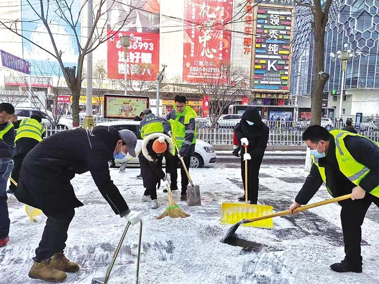 为避免“坐雪”后导致的道路结冰，城关区城市管理局连夜组织4300余名城管人员和环卫工人，出动执法车辆13台，除雪车辆7台，播撒融雪剂106吨，全力保障辖区市容市貌以及环境卫生。兰州日报社全媒体记者 赵雨欣 摄