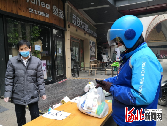 饿了么平台的快递小哥按照订单号码快速取走商品去配送。 河北日报记者 郝东伟摄