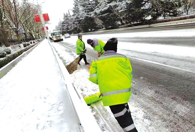 截至25日，安宁区环卫局共出动人员1500余人次，各类环卫车辆120余辆，使用融雪剂23余吨。兰州日报社全媒体记者 申亮 摄
