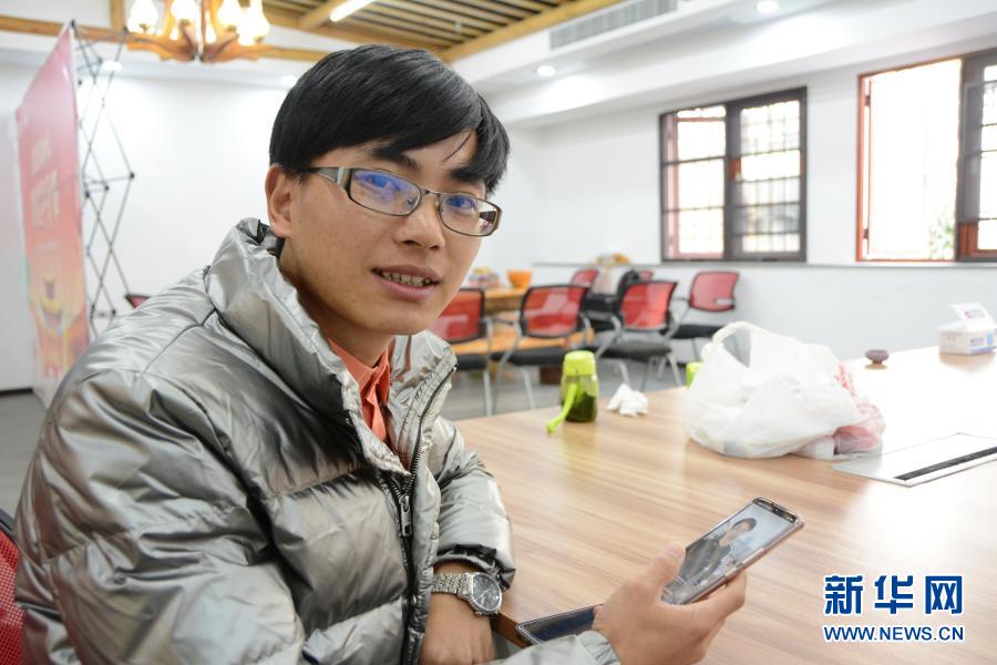 27岁的主播谢连根与粉丝互动（1月20日摄）。。新华社记者 吴剑锋 摄