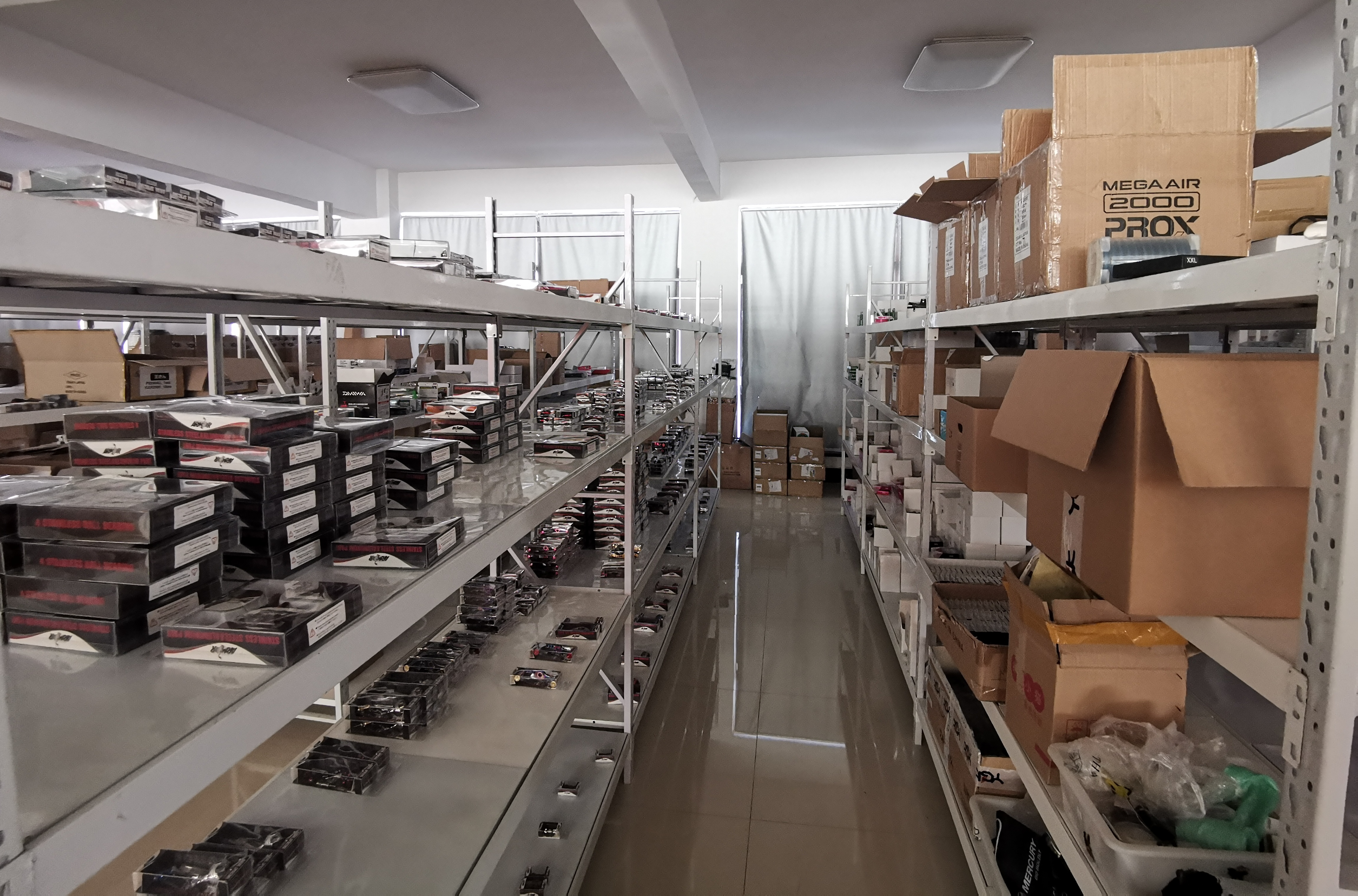 图为:海关查获走私渔具案涉案仓库 鲍晓康摄