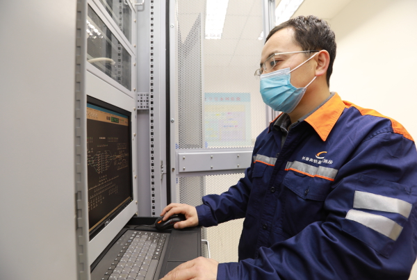 图为车间副主任马学良在长春站高速场机械室浏览微机监测数据 关贺贺摄.JPG