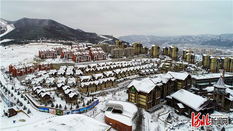 2020年11月，雪后的崇礼区富龙四季小镇汤山树别墅区、小重山图书馆、富龙假日酒店及远处山上住宅区。 富龙四季小镇供图