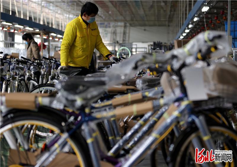 2021年1月27日，在河北省广宗县万怡自行车有限公司生产车间，工人在整理摆放自行车。 通讯员王垒摄