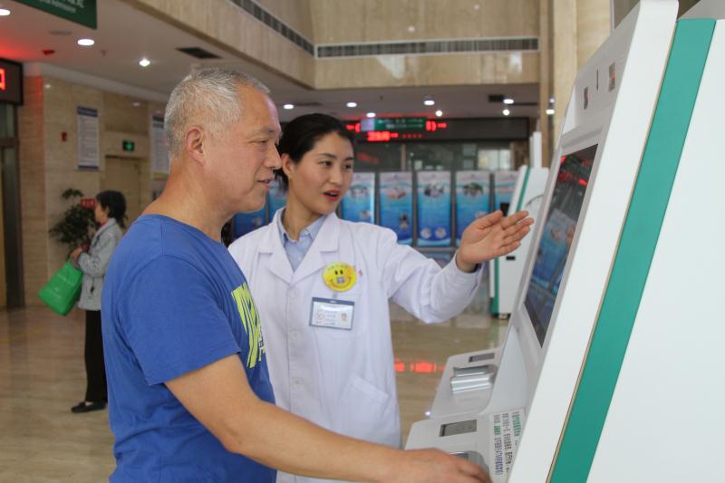 重庆市九院导诊员引导市民自助挂号