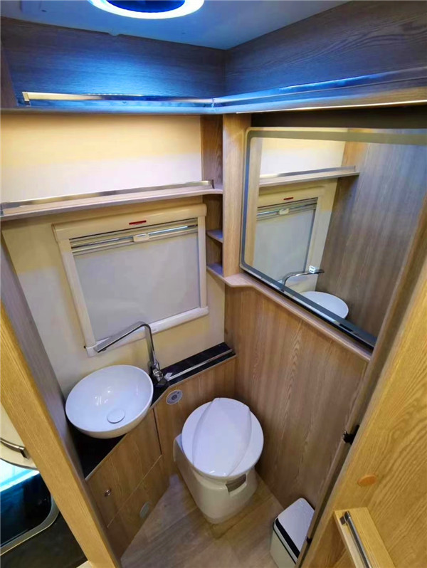 铂驰铂钻依维柯房车,干湿分离卫生间