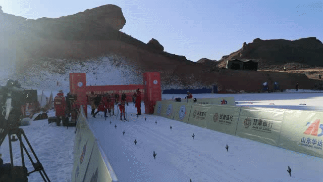 女子选手率先出发