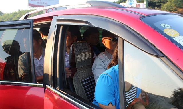 私家车坐满5个大人手上抱一个婴儿算超载吗