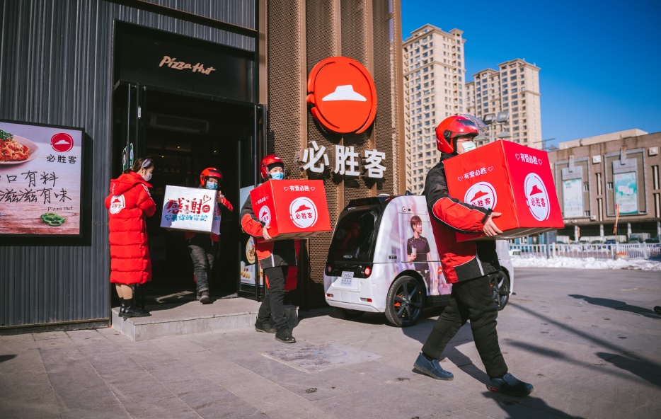 就地过年致敬抗疫一线城市守护者必胜客送上暖心年夜饭