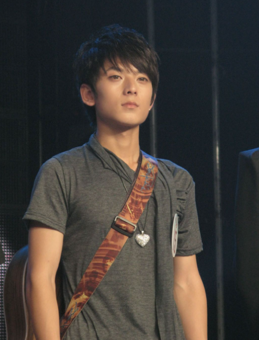 2010年,陈翔参加湖南卫视选秀娱乐节目《快乐男声》的比赛,最终获得
