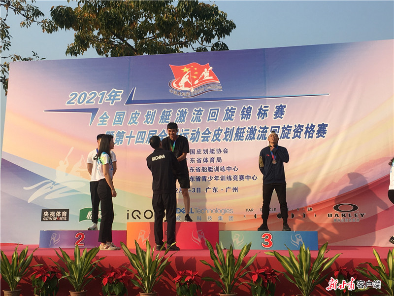 颁奖嘉宾为张志成颁发金牌