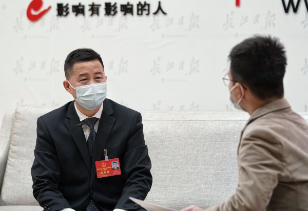 汉阳区长范礼奎做客长江日报两会直播间 记者 肖僖 摄