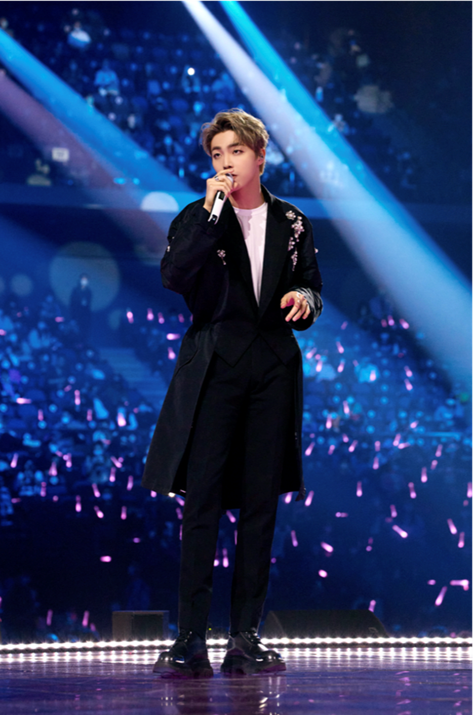 陈立农身着alexandermcqueen2021春夏男装系列