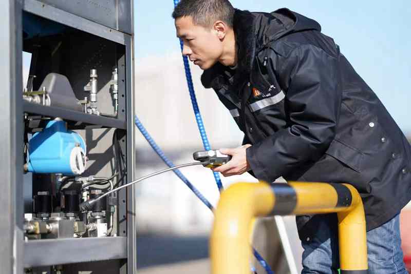 工作人员检查燃气供应线路安全稳定（华润燃气公司提供）