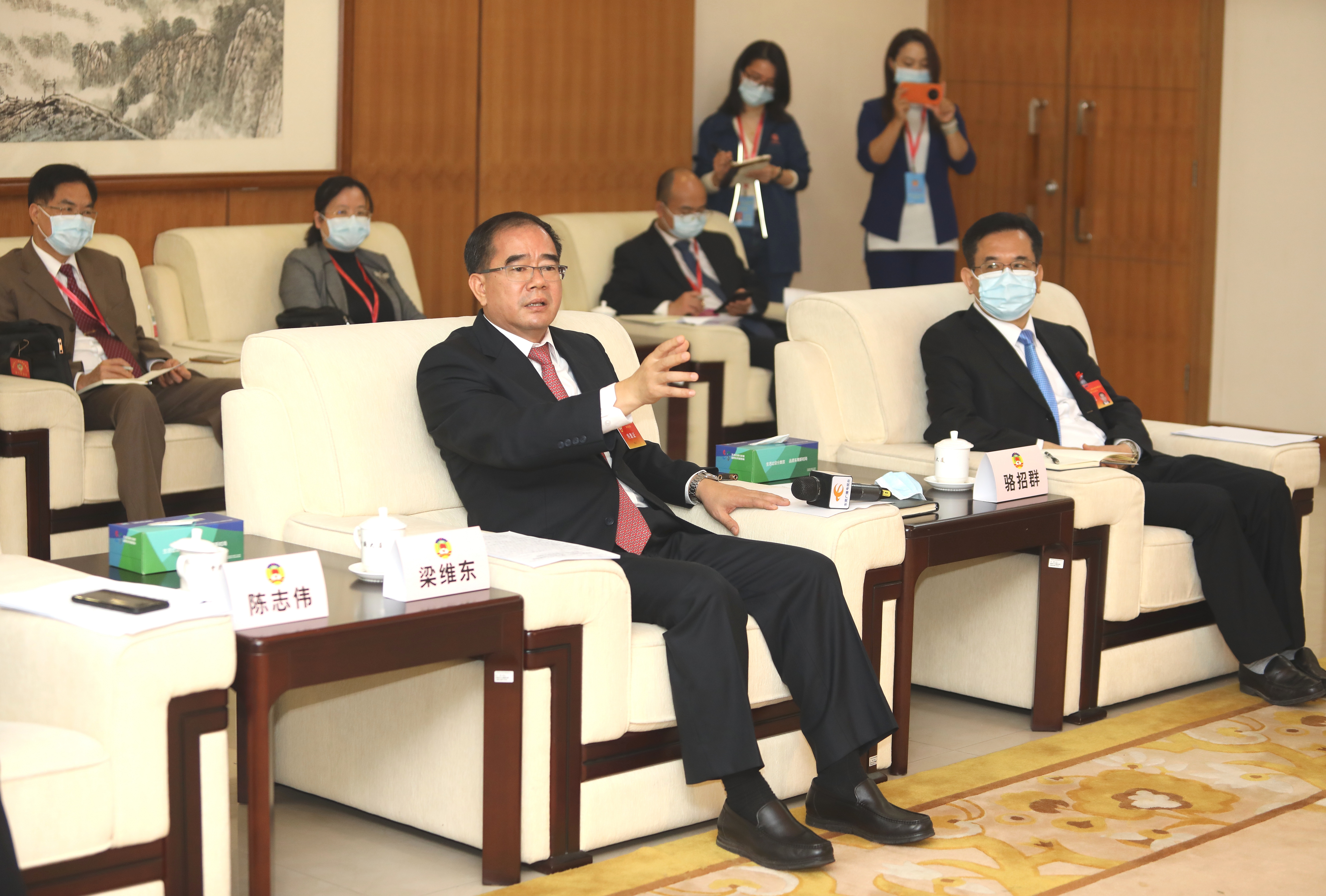 直击两会梁维东参加市政协十三届六次会议港澳委员组别分组讨论推动莞