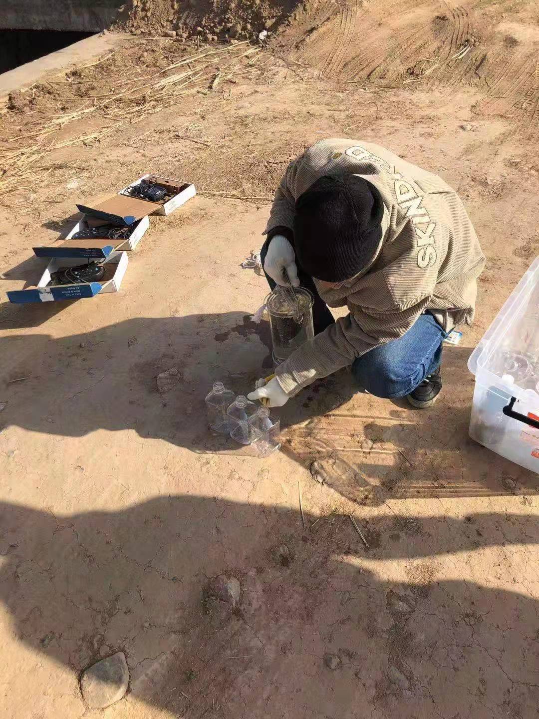 监测人员采样现场（咸阳市环境监测站供图）