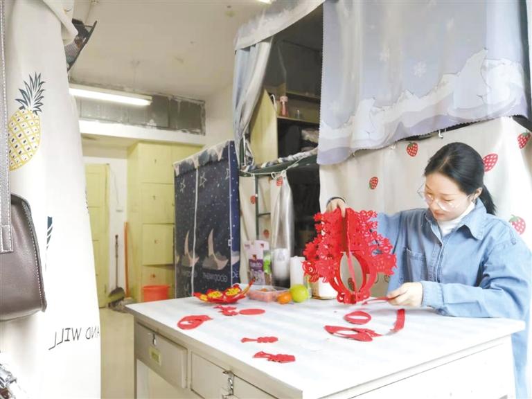 关梦瑶在拼过年时宿舍挂的红灯笼