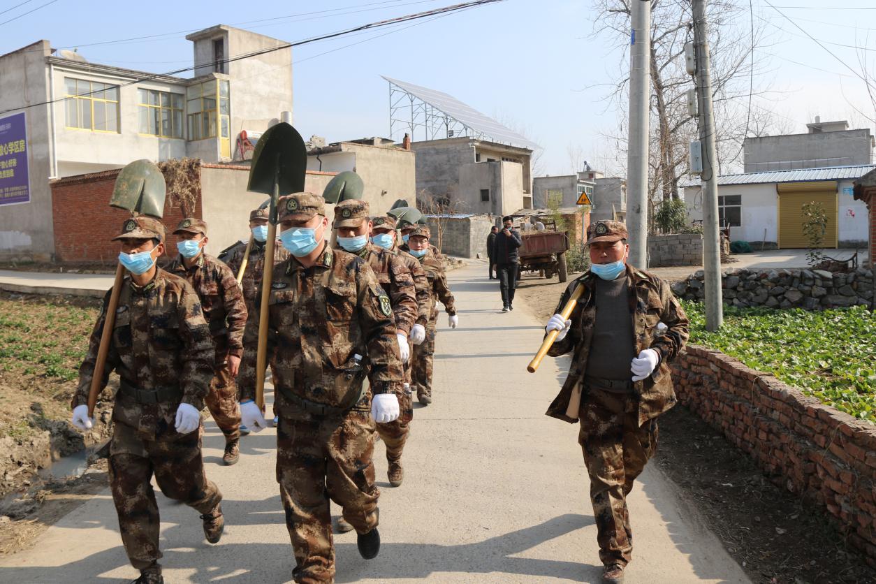 灵璧经济开发区基干民兵勇当排头兵环境整治干净过大年