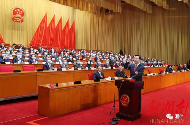 1月29日，新当选的省人大常委会主任许达哲向宪法宣誓。 湖南日报·新湖南客户端记者 赵持 摄