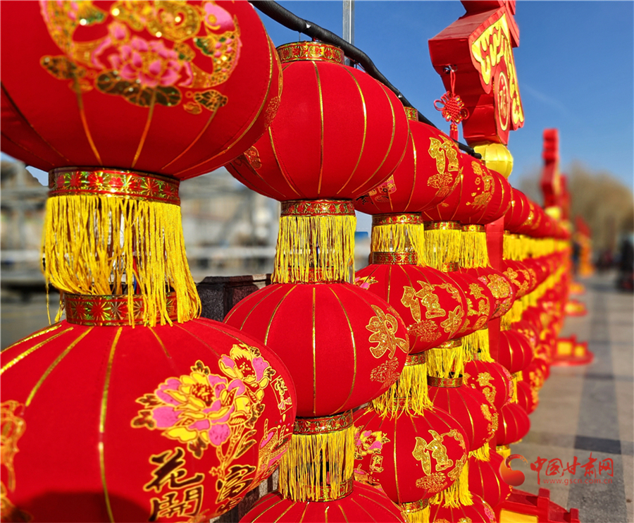 中山桥装了红灯笼