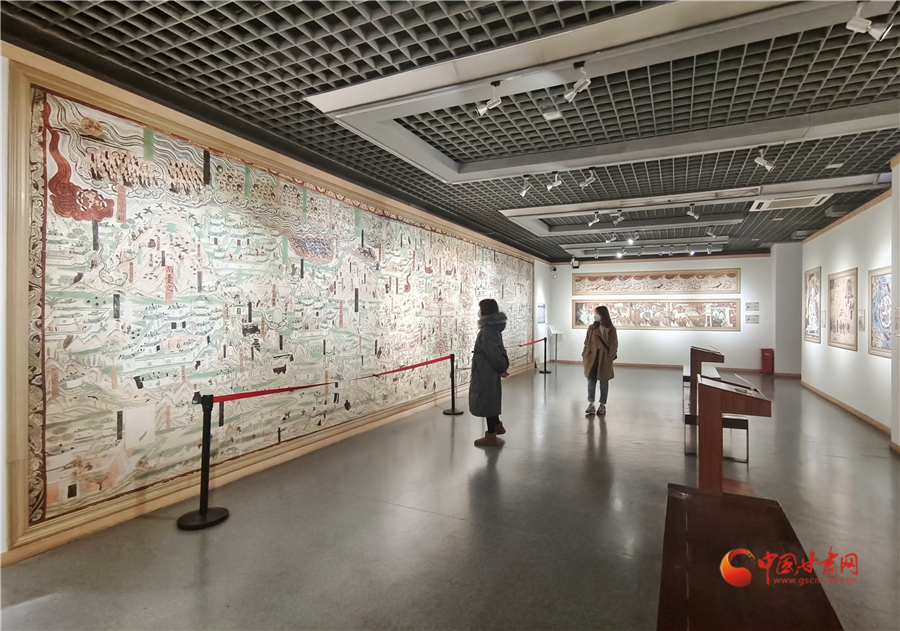 2月3日中午,市民群众正在艺术馆参观高保真复制壁画。