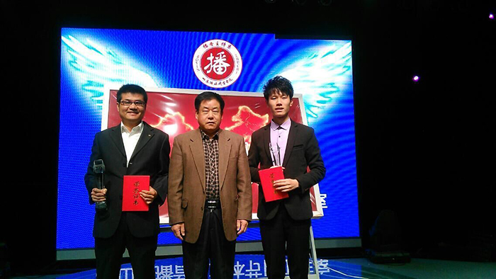 党支部书记李新军老师、学生党员欧阳德龙作为“追寻中国梦”——驻章高校“我的核心价值观”巡讲团成员,分别被授予“追寻中国梦·追梦导师”、“追寻中国梦·追梦之星”荣誉称号。