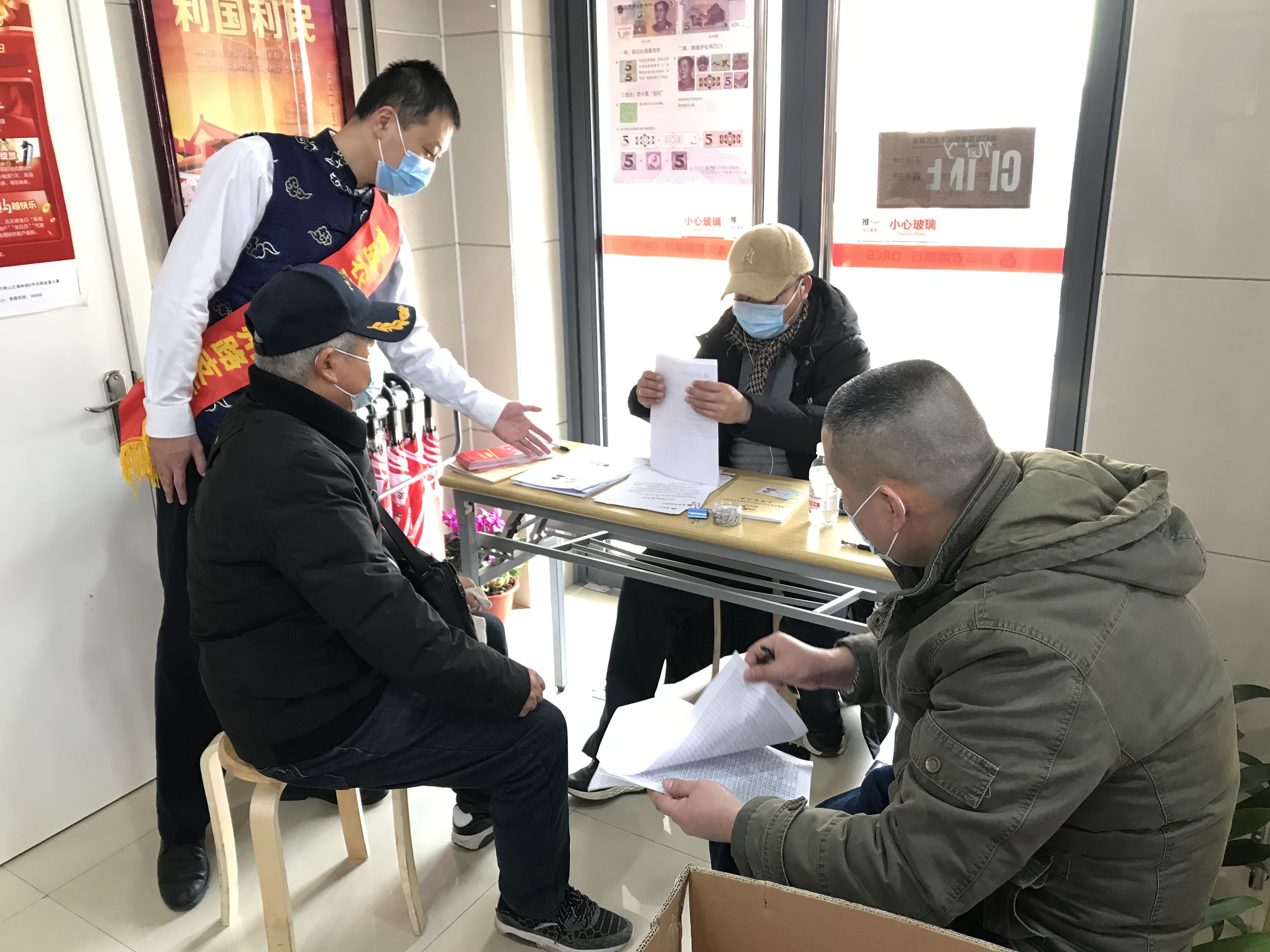 【银军共建】青农商行完成岛城首日首批“荣军卡”材料交接，制作出首张“荣军卡”！