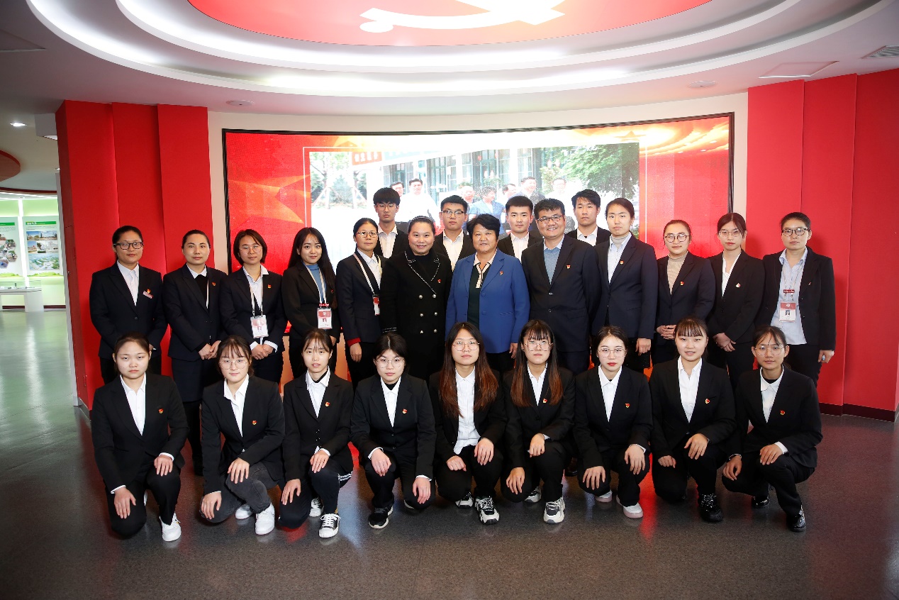 化工学院党支部与三涧溪村结对共建——图为支部党员与全国优秀党务工作者、三涧溪村党支部书记高淑贞合影