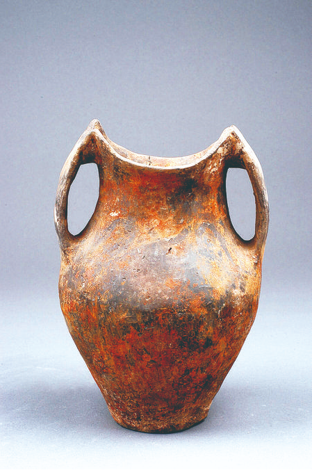 马鞍口刻画纹双耳罐 生活用品.口径10厘米,腹15厘米,底6.