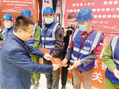 就地过年的农民工收到慰问金。（记者 袁玥 摄）