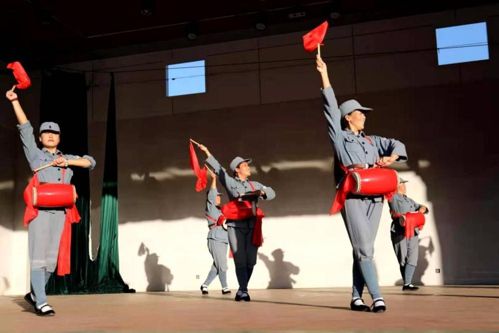 保定市涞水县九龙镇山南村剧场舞台上,村民们正在进行红色主题演出