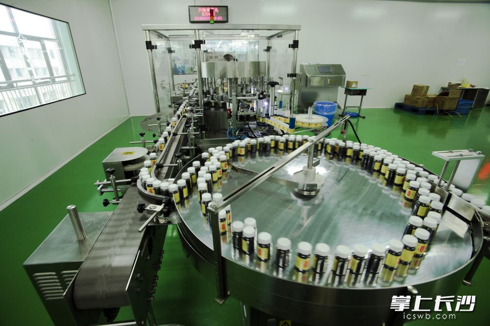 九芝堂六味地黄丸智能化生产车间，每分钟可下线300瓶（资料图片）