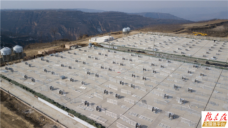 已经完成水泥浇筑的猪舍