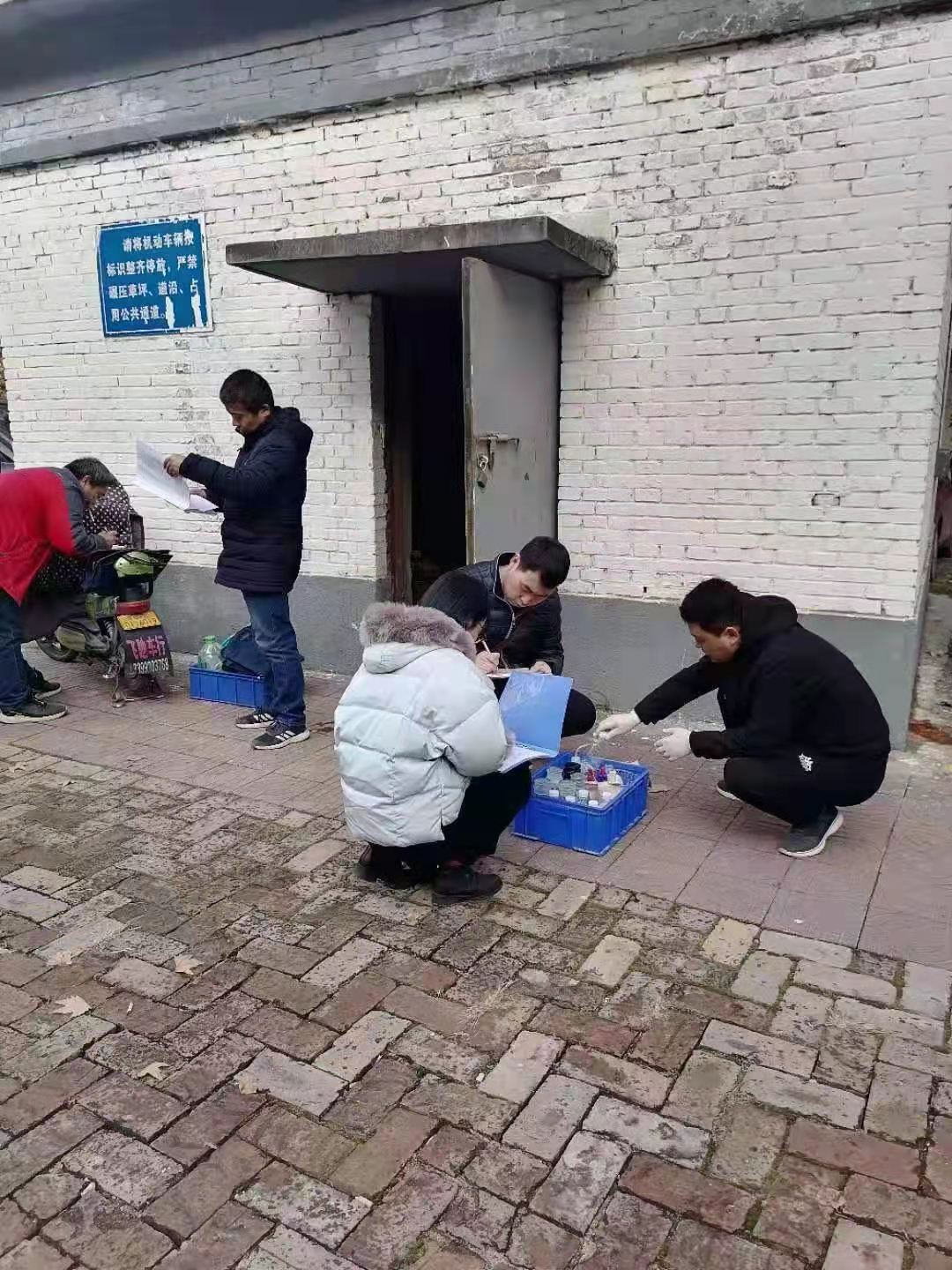 监测人员采样现场（咸阳市环境监测站供图）