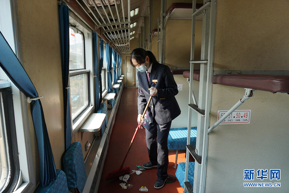 惠民绿皮车上的临时乘务员:"冷"车厢里"暖"服务