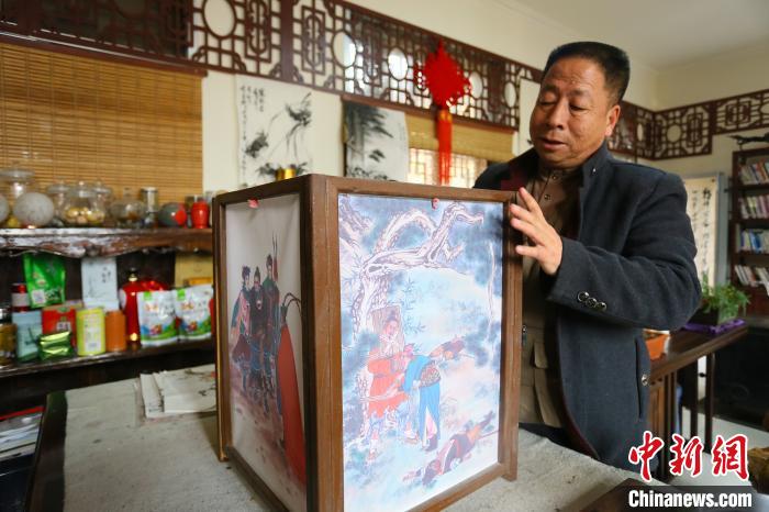 临近年关,兰州市西固区纱灯传承人张振祥向记者介绍纱灯的制作流程。 高展 摄