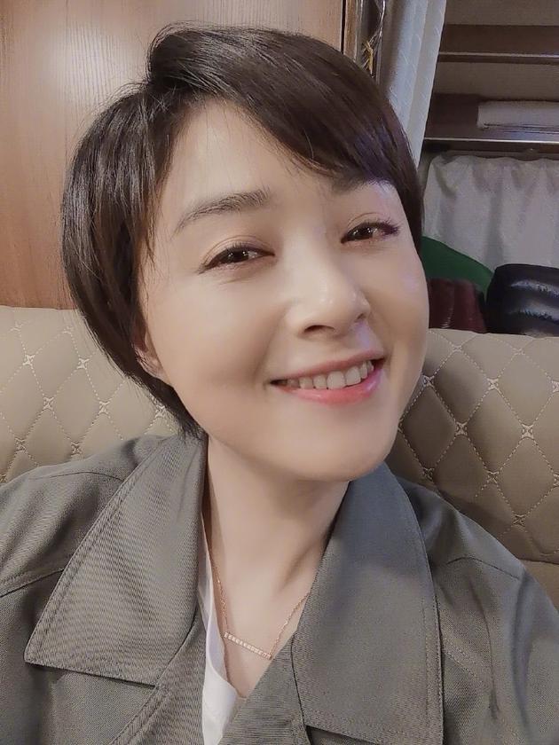 蒋欣晒自拍庆小年 满脸笑容露酒窝甜美