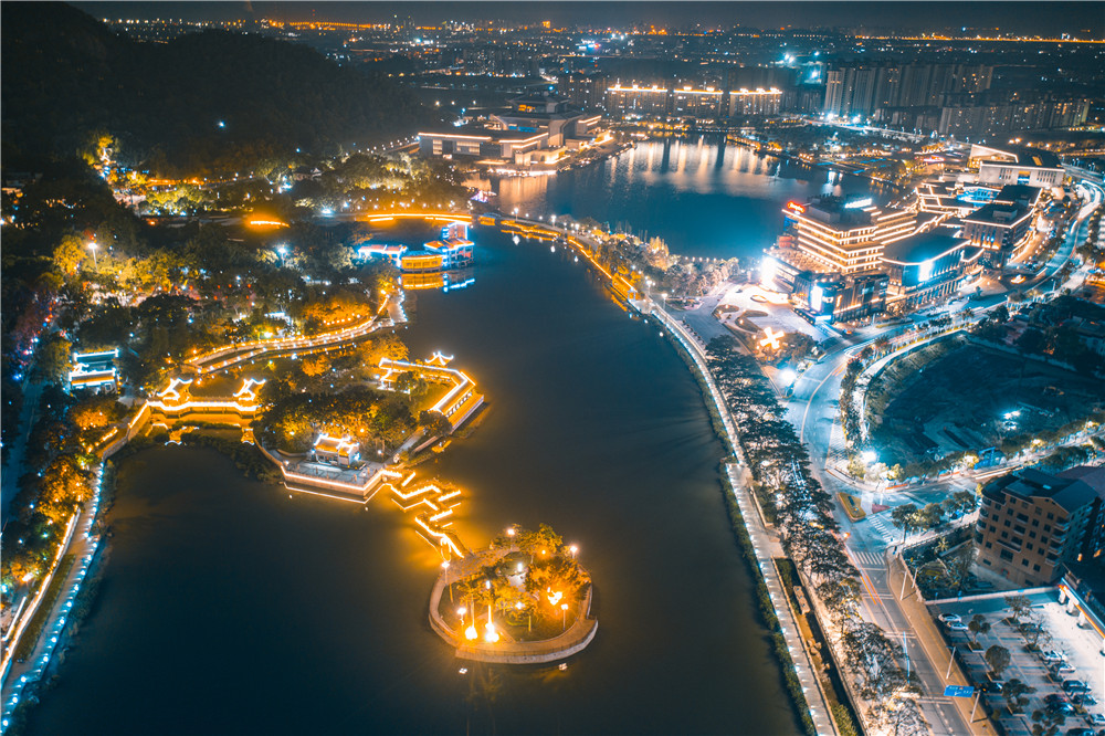 到西樵山感受五百年理学名山的风采,到听音湖片区感受"夜经济"魅力,到