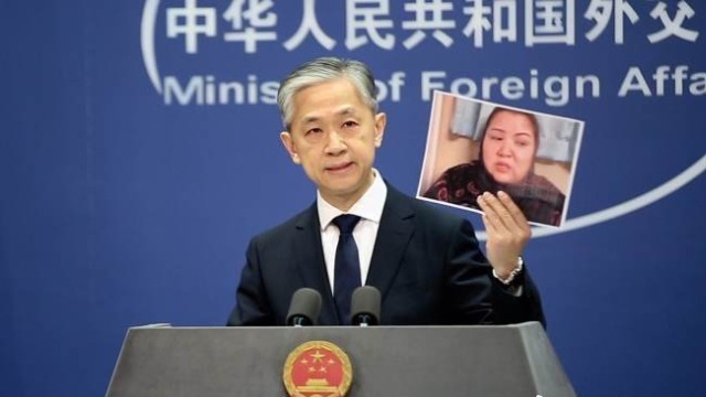 汪文斌拿照片点名涉疆谎言制造者：这个人编造了太多谎言