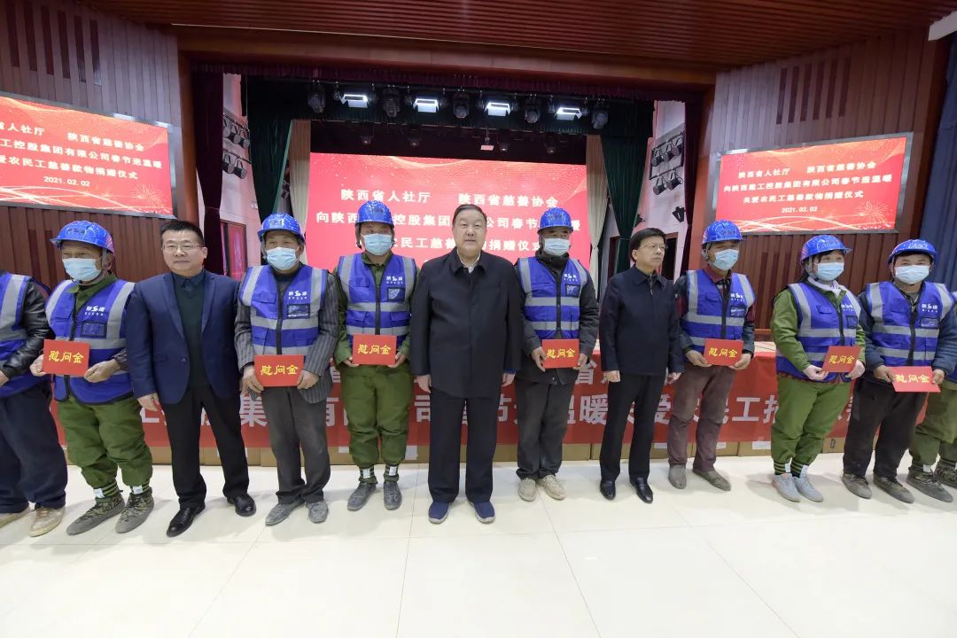 吴前进、张义光、陈晓东分别向10户农民工代表每人发放慰问金1000元。