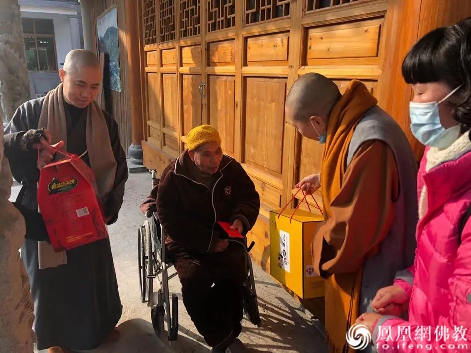 苍南县佛教协会会长则慧法师一行走访当地偏远地区寺院, 在观美普照寺