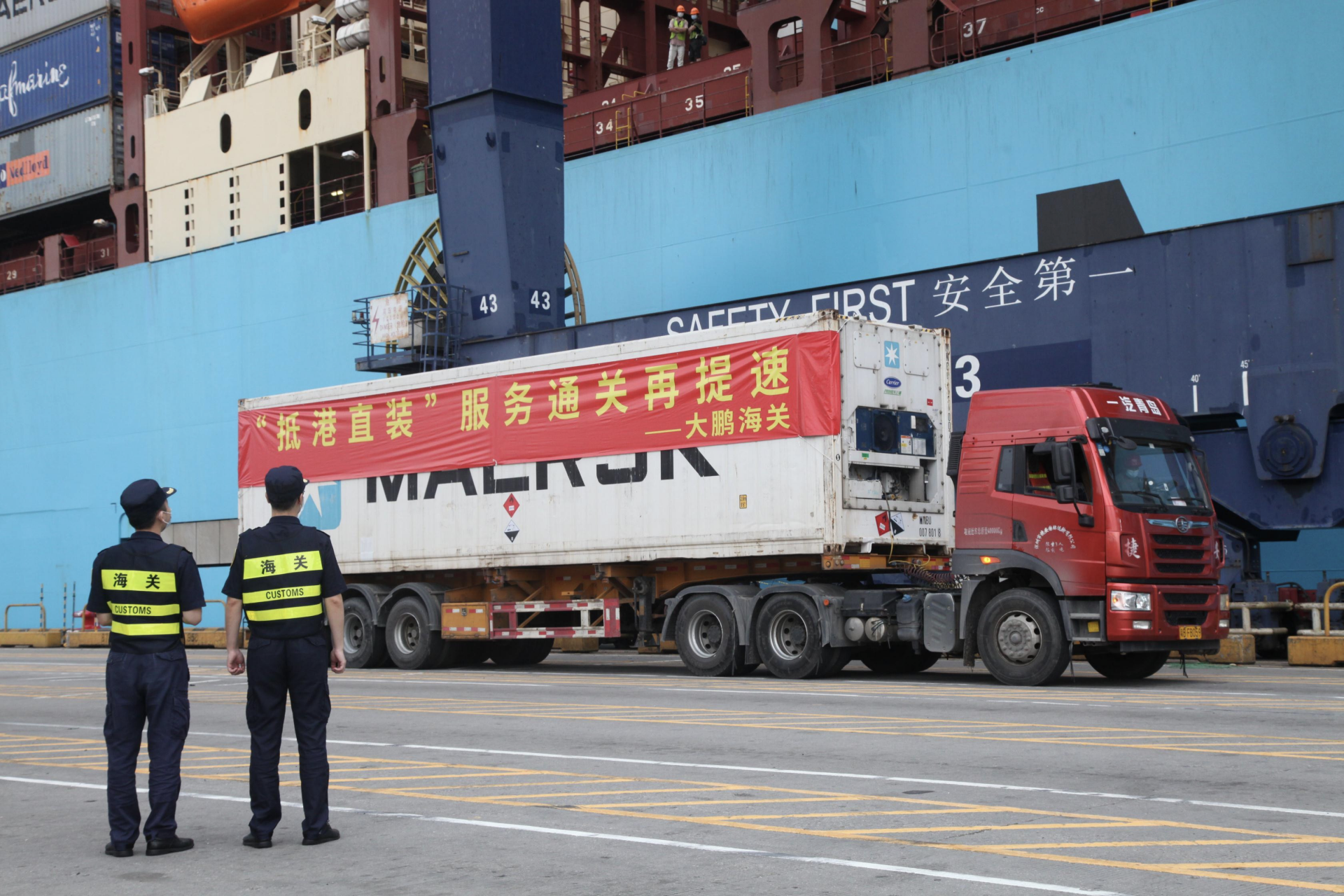 实施进口货物“船边直提”、出口货物“抵港直装”通关模式，简化通关流程，提高码头运转效能。 关轩摄